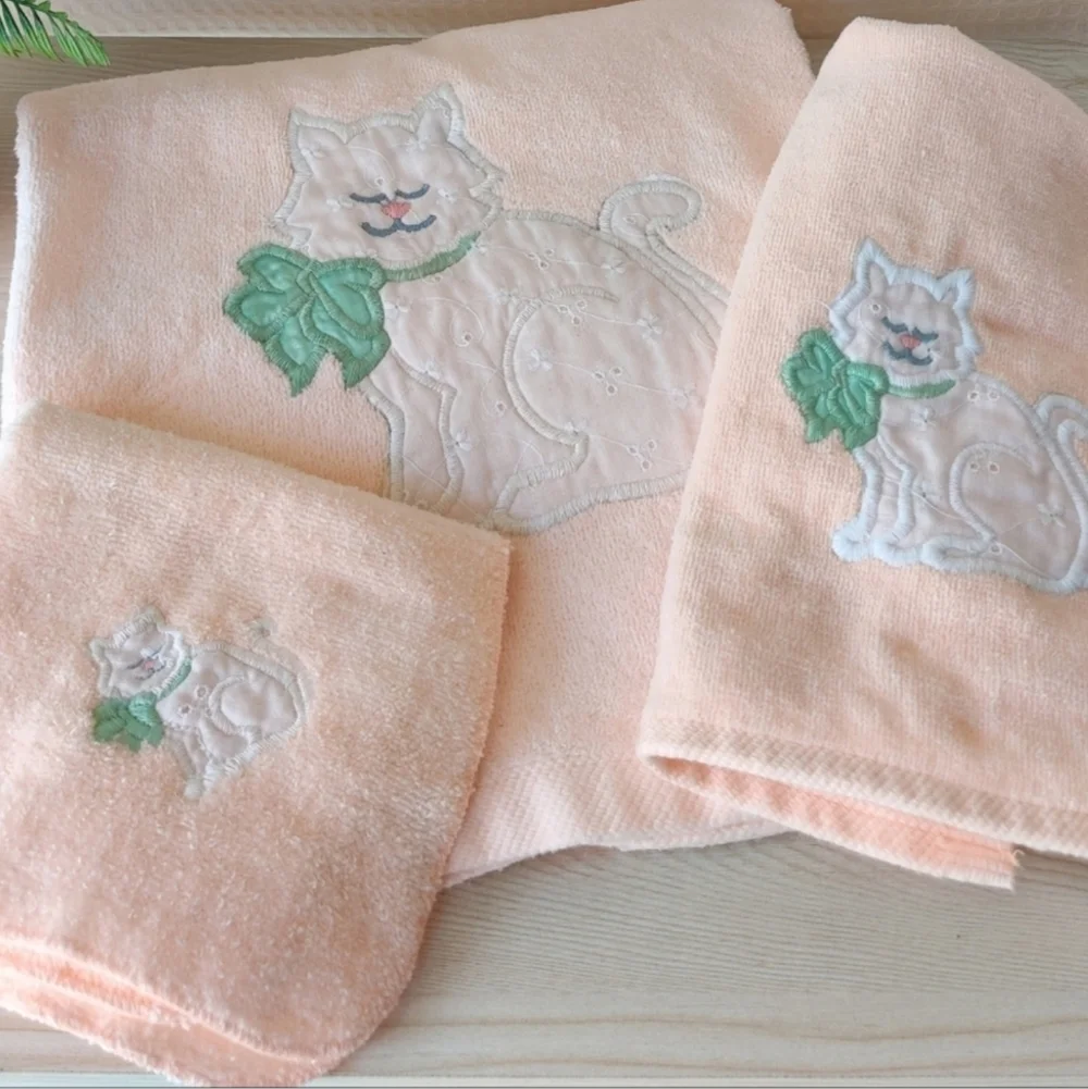 Vintage White Cat on Peach color Bath Towel Set